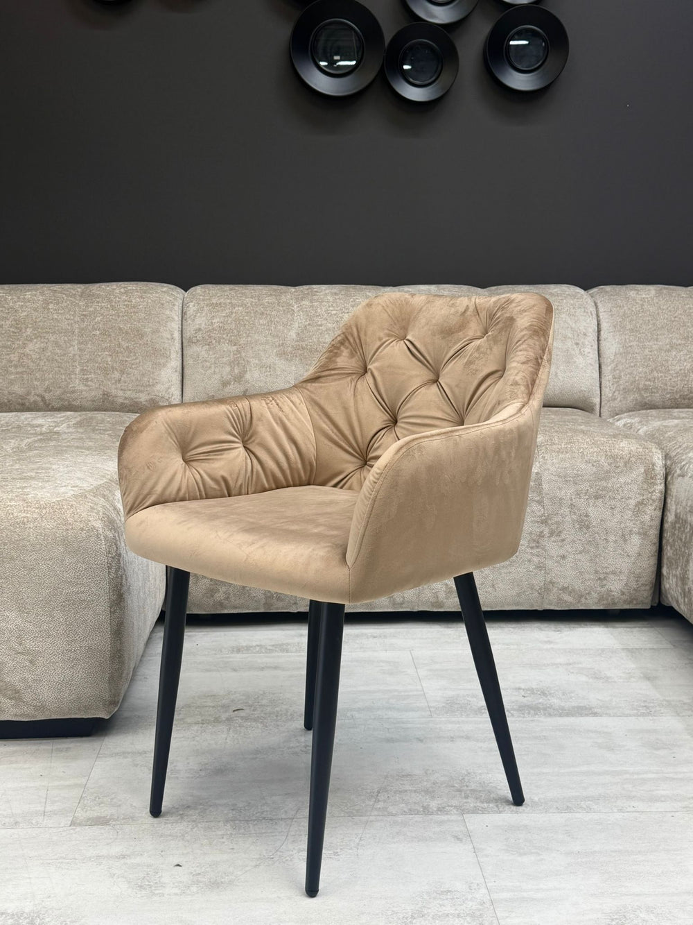Lot de 2 chaises capitonnées taupe – Assise anti-tache, pieds métal noir
